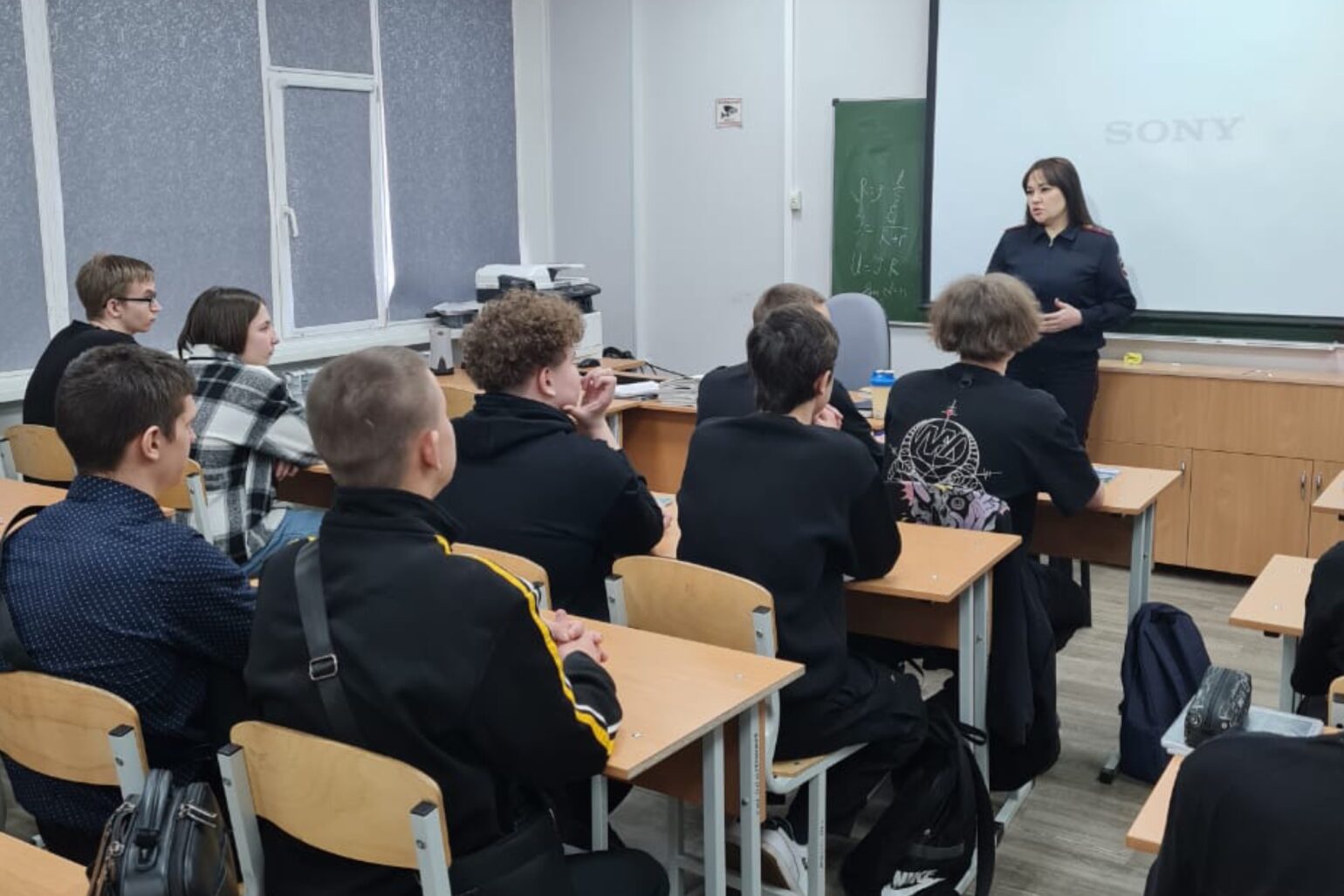 Полицейские Нефтеюганска рассказали студентам Индустриального института о вреде наркотиков