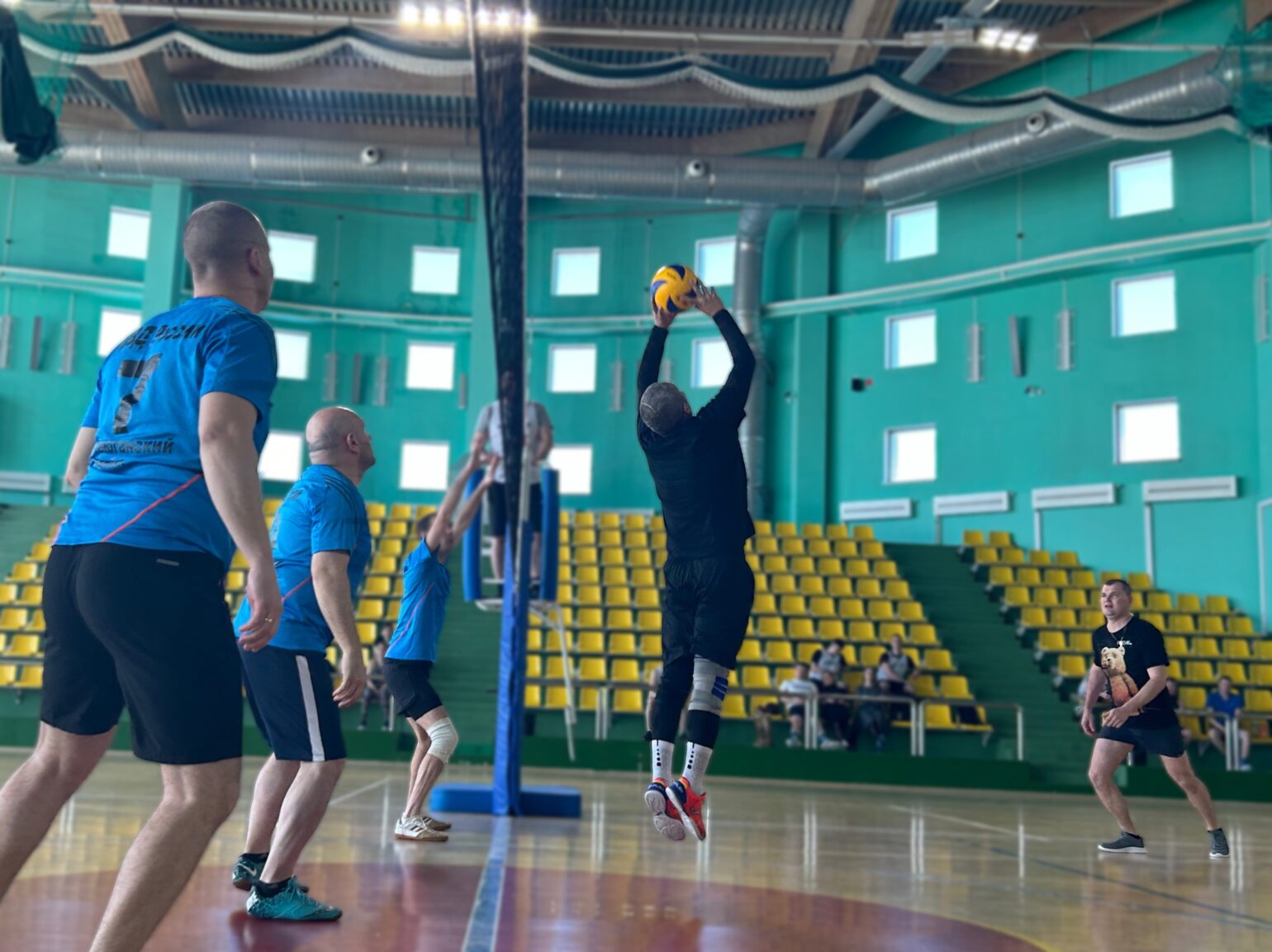 В преддверии 79-ой годовщины Победы в Великой Отечественной Войне полицейские Нефтеюганска приняли участие в спартакиаде по волейболу